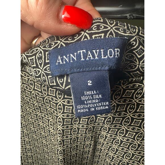 Sophisticated Geometric Print Mini Skirt - Modern Monochrome Elegance - Picture 6 of 7